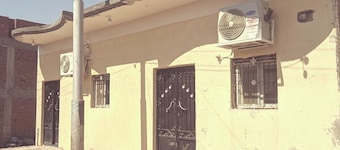 3-bedroom apartment in lovely Abu Simple with WiFi, AC