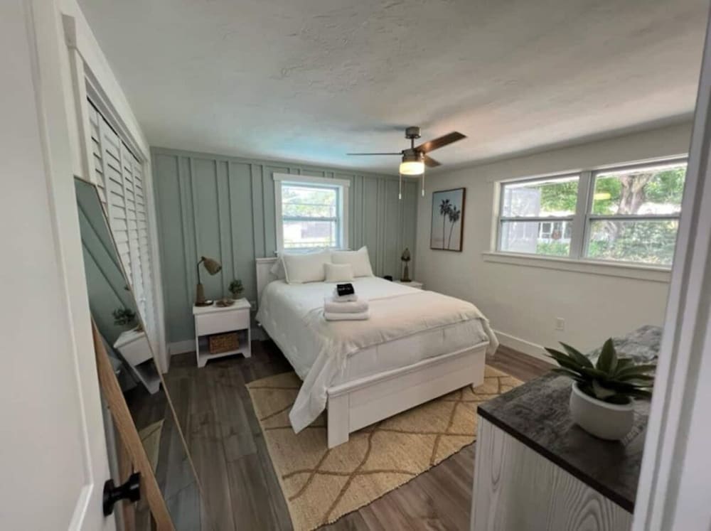 Newly renovated 3 bedroom 2 bathroom w/ pool. 8 minutes to Siesta Key