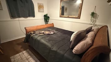 2 bedrooms, desk, iron/ironing board, bed sheets