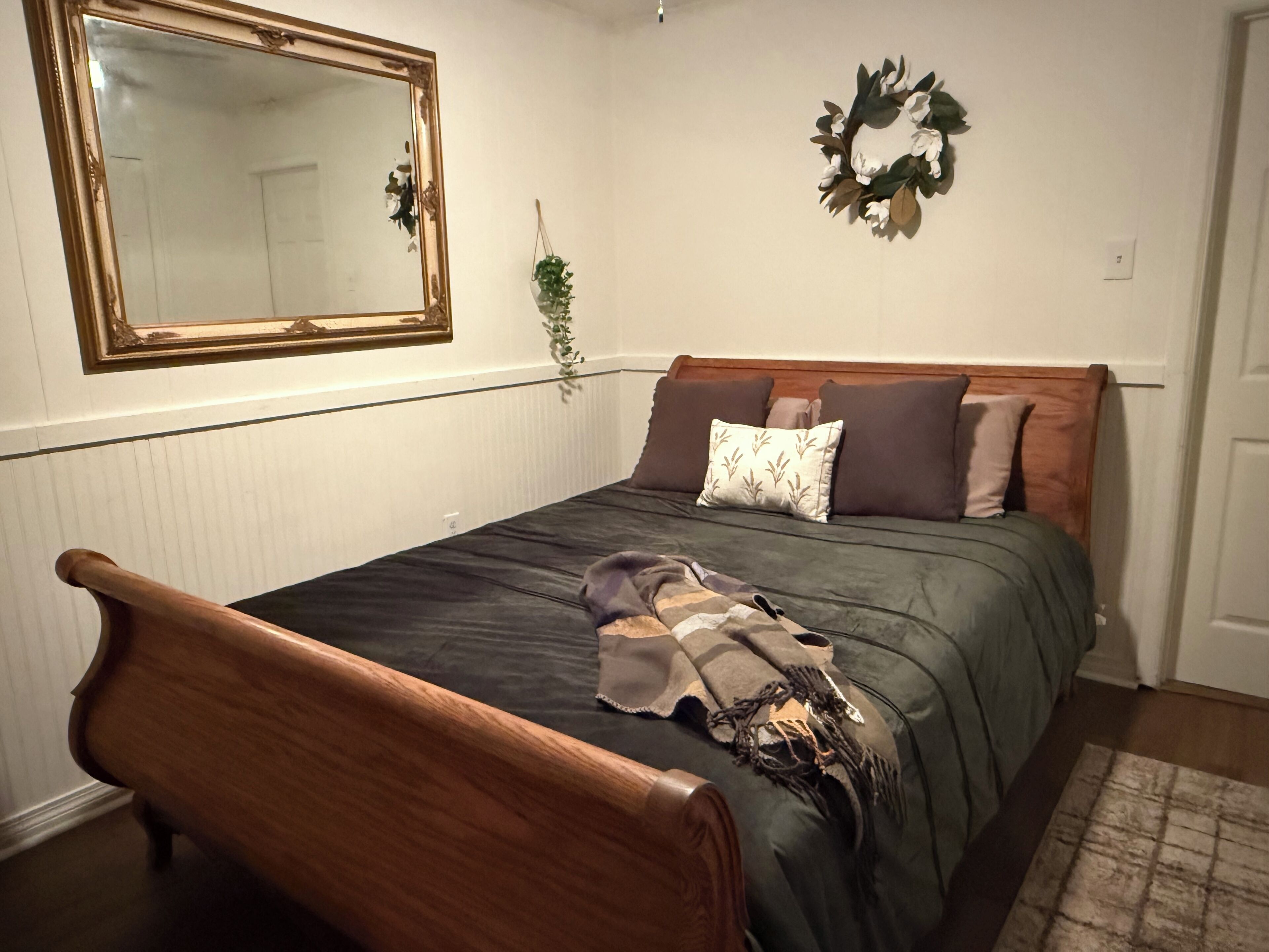 2 soverom, skrivebord, strykejern/-brett og sengetøy