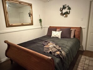 2 bedrooms, desk, iron/ironing board, bed sheets