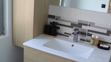 Dusche, Haartrockner, Handtücher, Seife