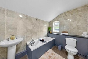 Apartment | Bathroom | Shower, toilet paper