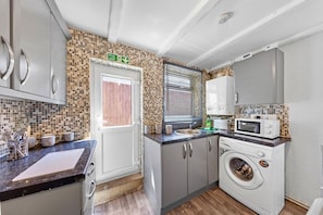 Appartement | Cuisine privée | Réfrigérateur, four à micro-ondes, un four, surface de cuisson