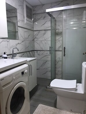 Douche, séchoir à cheveux, serviettes fournies, savon