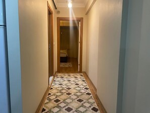 Cortinas blackout, insonorización y tabla de planchar con plancha