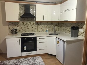 Kjøleskap, ovn, kokeplater og oppvaskmaskin