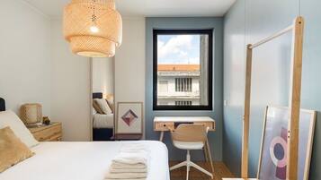 1 dormitorio, escritorio, tabla de planchar con plancha y Internet