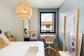 1 habitación, escritorio y tabla de planchar con plancha 