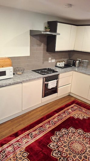 House | Private kitchen | Fridge, microwave, oven, stovetop - Cosy Entire House Open Kitchen 2 Bedroom for 5 (London)