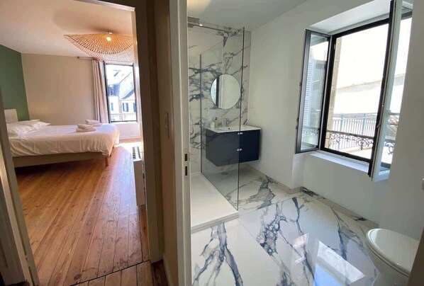 5 quartos, Wi-Fi, roupa de cama