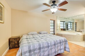 4 habitaciones, escritorio y tabla de planchar con plancha