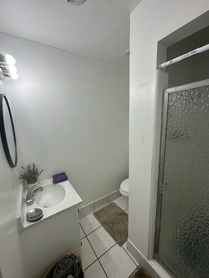 Ducha, toallas, jabón y champú