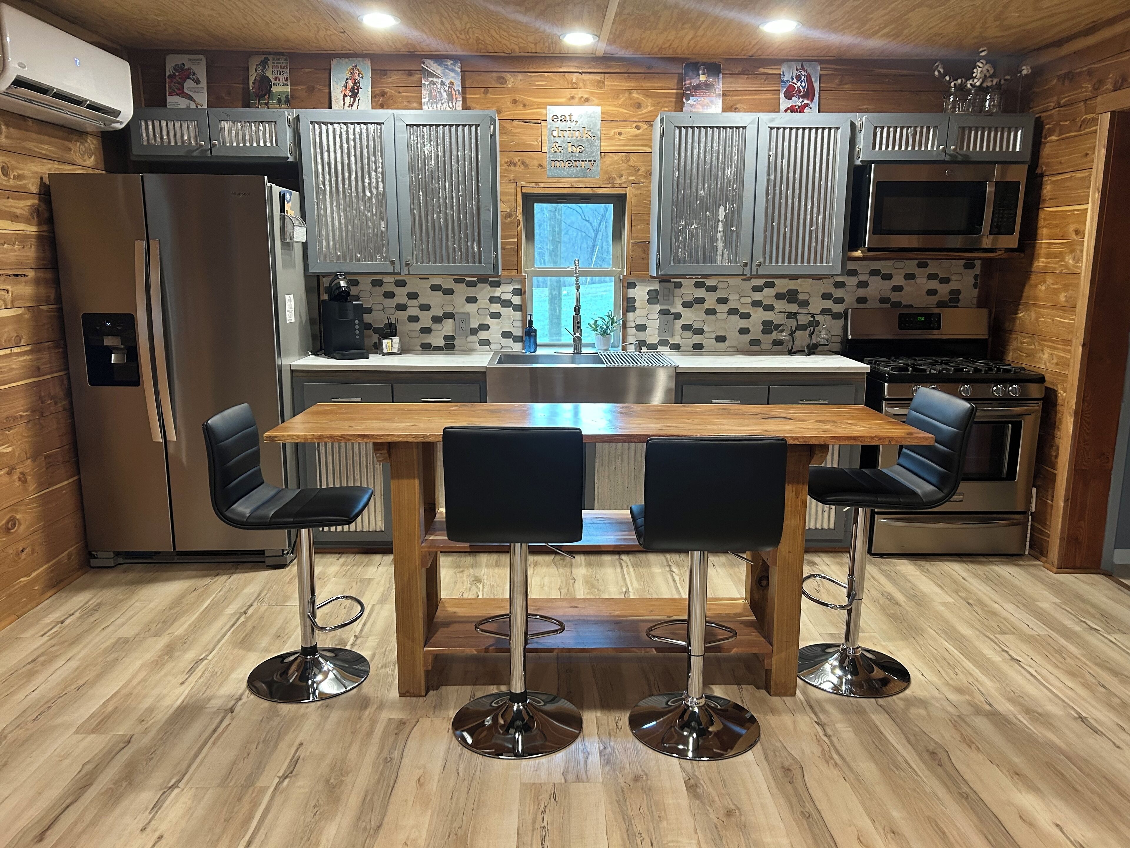 Frigorífico, microondas, horno y placa de cocina