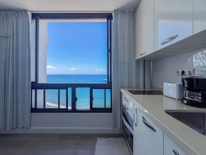 Refrigerador, microondas, horno y cafetera y tetera