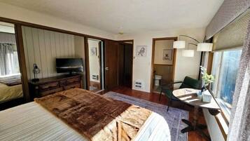 4 habitaciones, escritorio y tabla de planchar con plancha