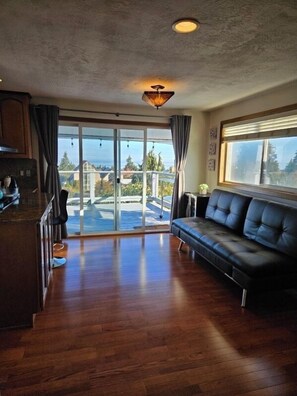 Téléviseur connecté, foyer, jeux vidéo, lecteur de DVD