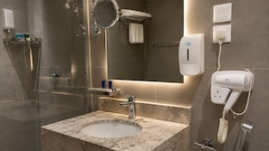 Separate tub and shower, rainfall showerhead, free toiletries -  Nars Plus Serviced Apartments - Al Nuzha (Jeddah)