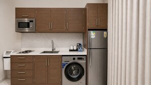 Frigobar, microondas, horno, placa de cocina