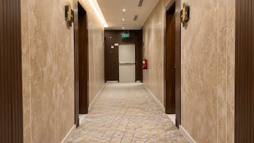 Mains courantes dans les couloirs