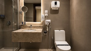 Separate bathtub and shower, rainfall showerhead, free toiletries -  Nars Plus Serviced Apartments - Al Nuzha (Jeddah)