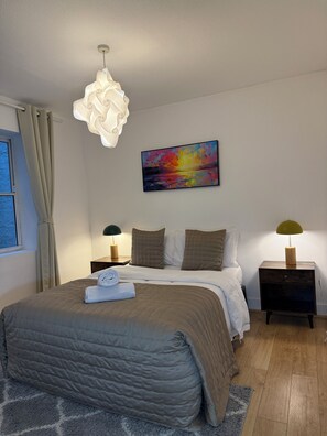 1 habitación, tabla de planchar con plancha, wifi gratis y ropa de cama