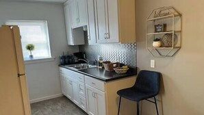 Coffee/tea maker, fridge, microwave, oven - Blue Suite at Brickhouse Inn (Hermann)