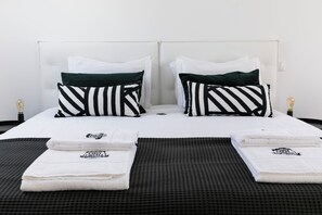 2 habitaciones, escritorio y tabla de planchar con plancha 