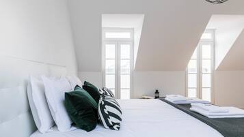 2 bedrooms, desk, iron/ironing board, travel crib