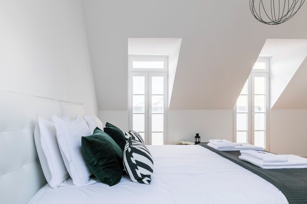 2 bedrooms, desk, iron/ironing board, travel crib - Bright, comfortable duplex apartment in a quiet and typical Lisbon neighborhood (Lisboa)