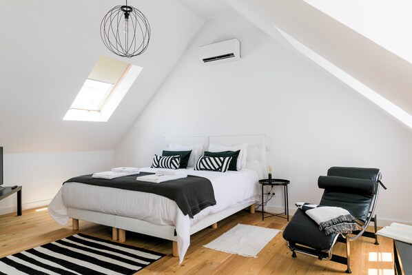 2 habitaciones, escritorio y tabla de planchar con plancha 