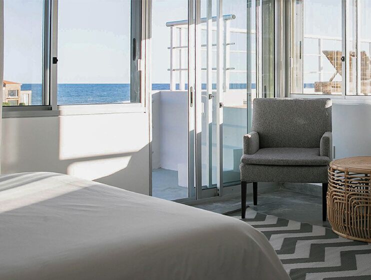 Deluxe Room, Beach View | Living area