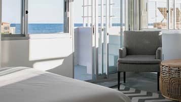 Deluxe Room, Beach View | Living area