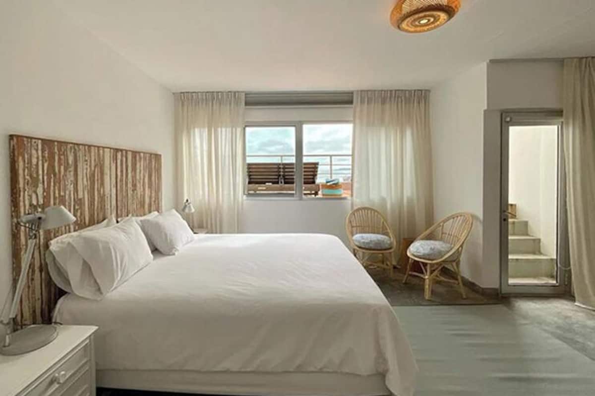 Deluxe Room, Beach View | Down comforters, minibar, in-room safe, free WiFi