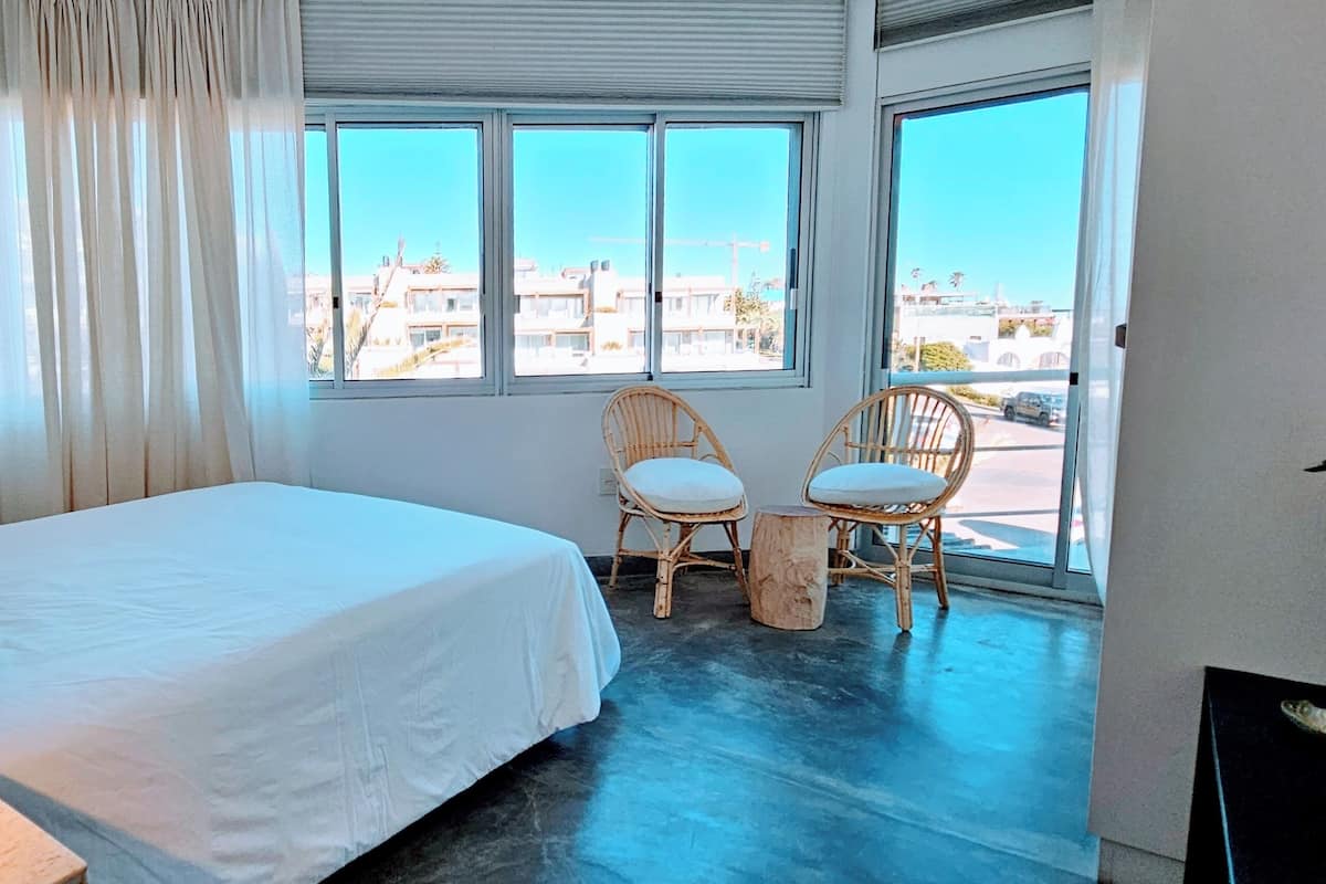 Deluxe Room, Beach View | Down comforters, minibar, in-room safe, free WiFi