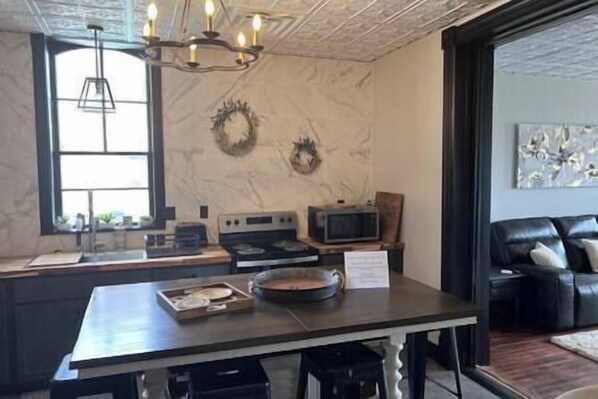 Fridge, microwave, oven, stovetop - Olive Hutch Upstairs Apartment (Hermann)