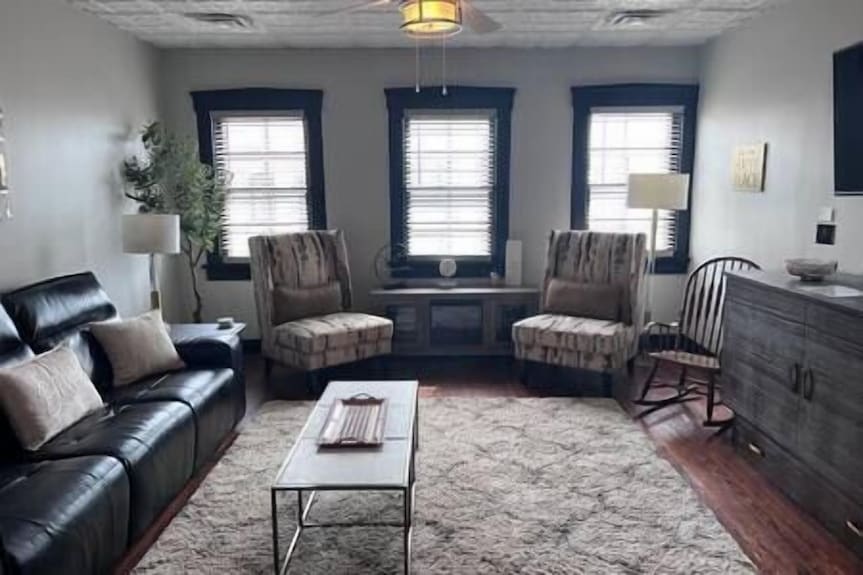 Olive Hutch Upstairs Apartment - Hermann, MO