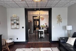 TV, fireplace - Olive Hutch Upstairs Apartment (Hermann)