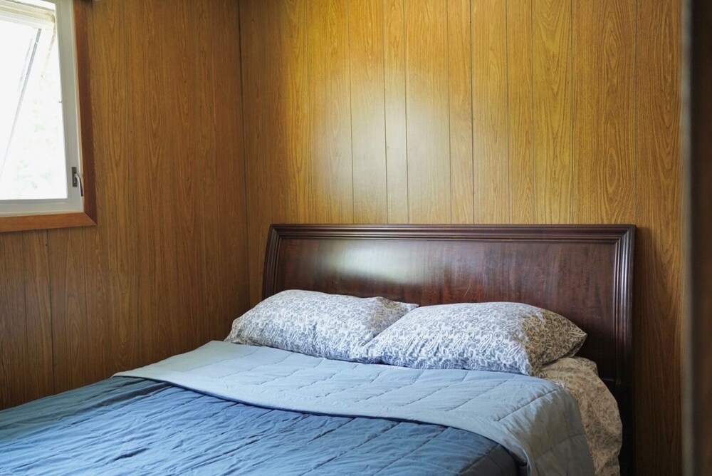 Lakefront at Pinawa Bay! Boating, swimming, fishing, hunting, sledding