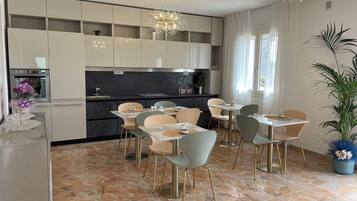 Camera Classic con 2 letti singoli, vista giardino | Area soggiorno | TV