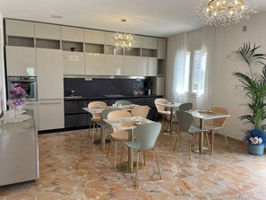 經典雙床房, 花園景觀 | 起居區 | 電視