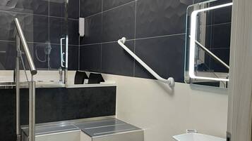 Classic Twin Room, Garden View | Bathroom