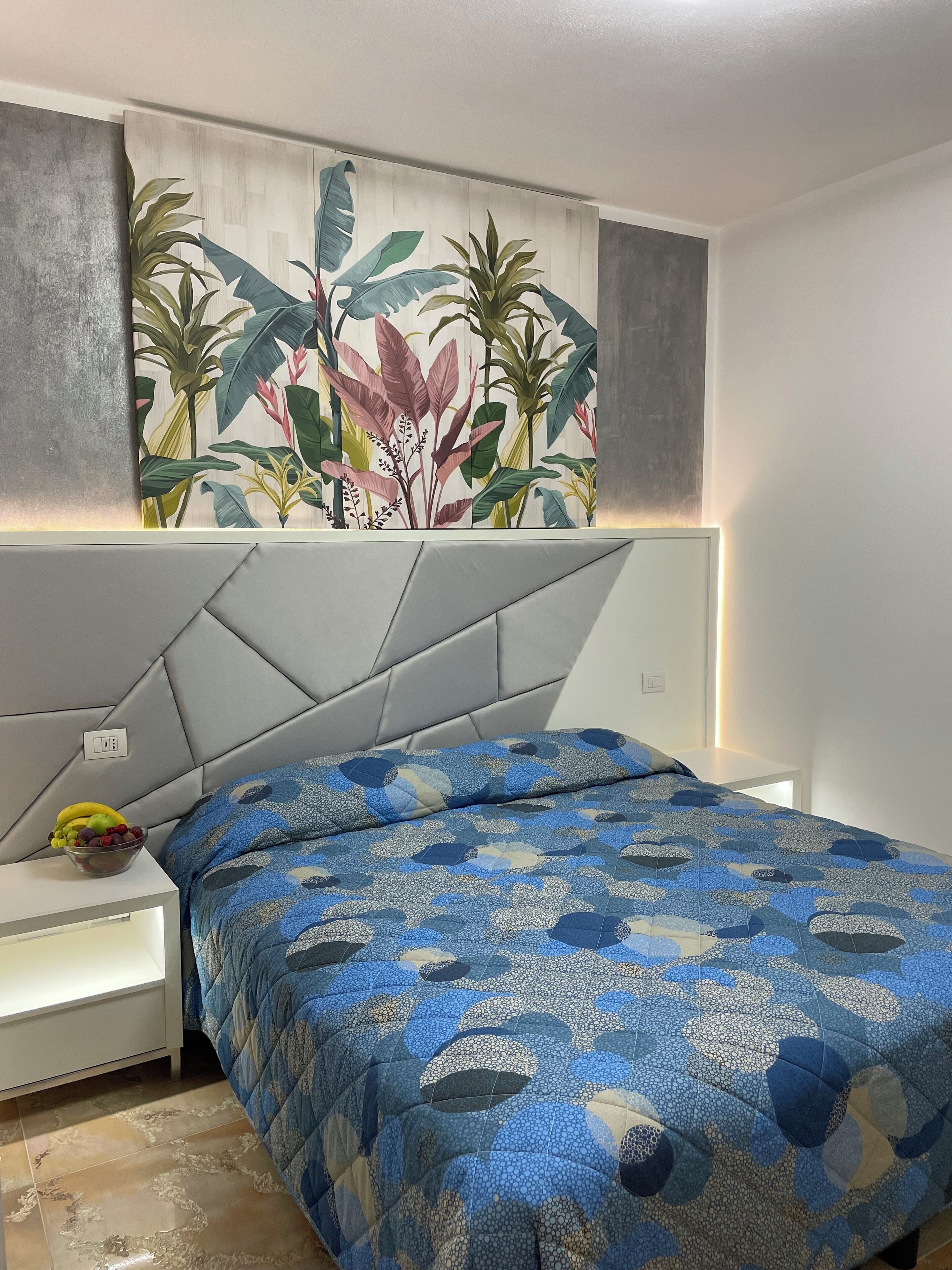 Klassieke kamer, 1 twee- of 2 eenpersoonsbedden, uitzicht op tuin | Een kluis op de kamer, een bureau, een laptopwerkplek