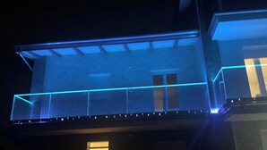 Un immeuble de deux étages doté d’un balcon et d’un toit plat.