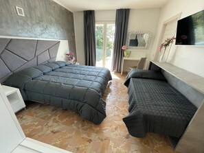 In-room safe, desk, laptop workspace, soundproofing - B & B VERDE NATURA (Spilamberto)