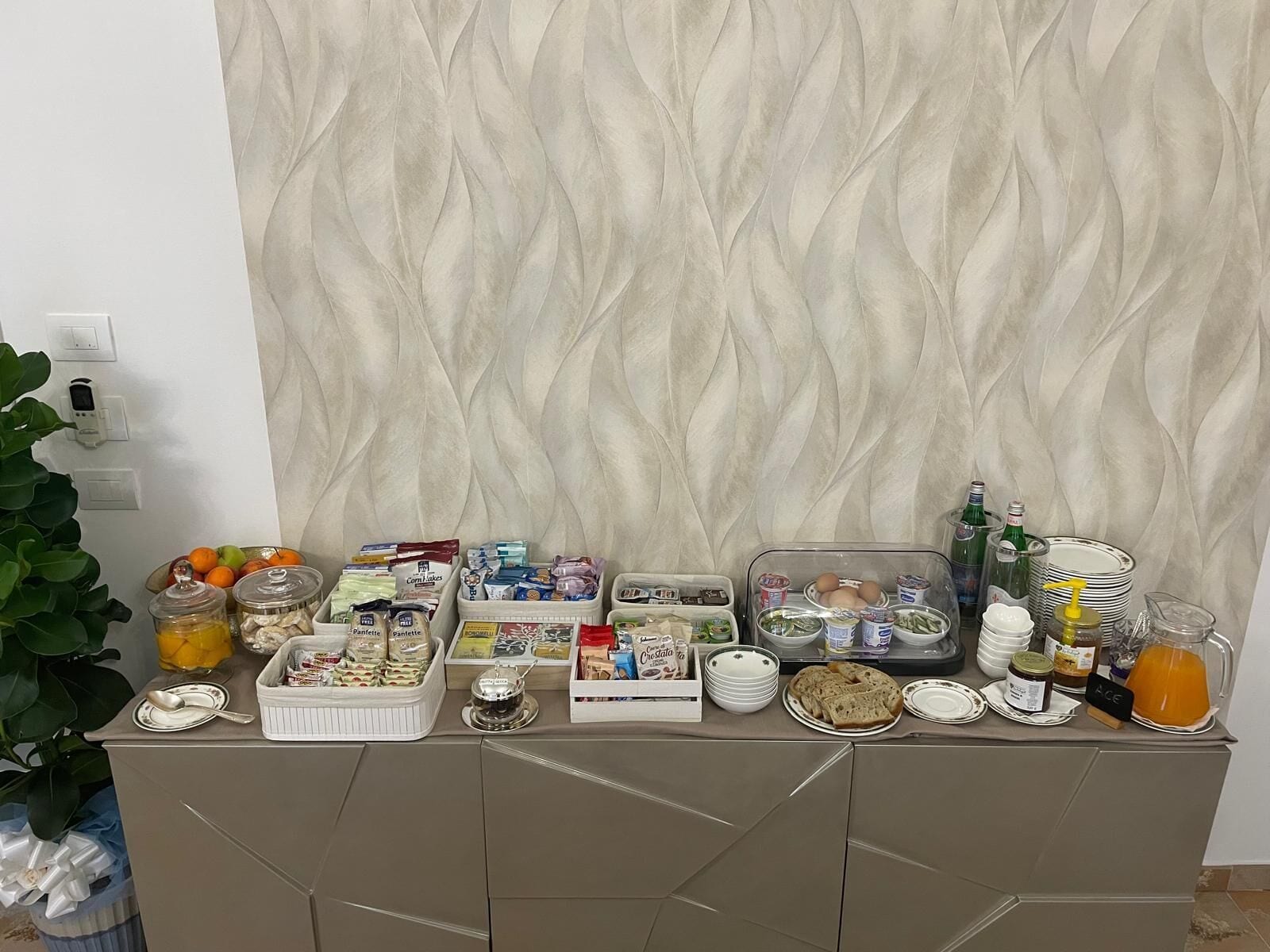 Een buffet met diverse gerechten en bijbehorende sauzen.