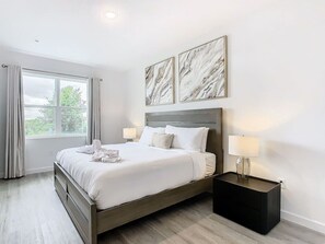 6 bedrooms, iron/ironing board, travel cot, free WiFi - 6BR Oasis w/ Pool, BBQ & Nintendo - Near Disney (Davenport)