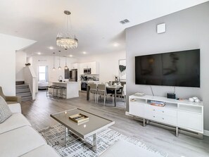 Smart TV, video games - 6BR Oasis w/ Pool, BBQ & Nintendo - Near Disney (Davenport)