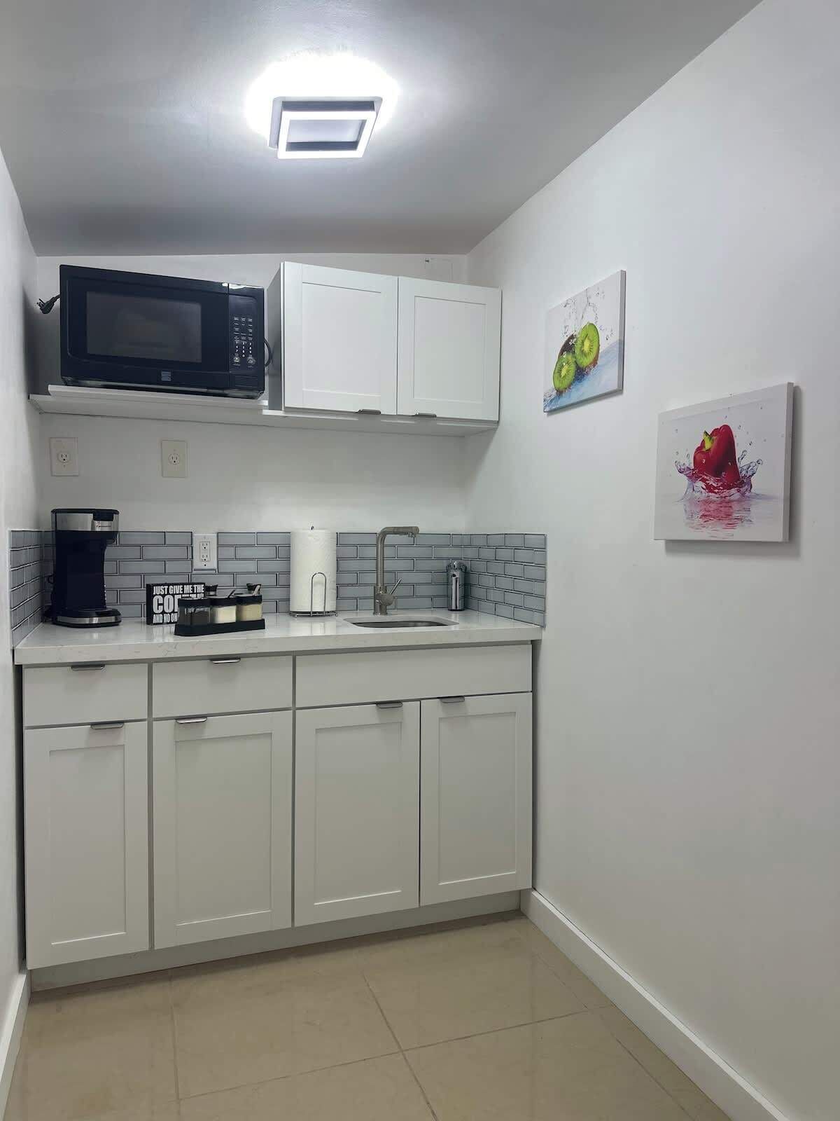 Mikrowelle, Herdplatte, Wasserkocher mit Kaffee-/Teezubehör, Toaster