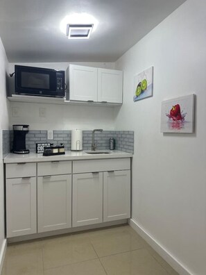 Mikrobølgeovn, kogeplade, opvaskemaskine, kaffe-/temaskine